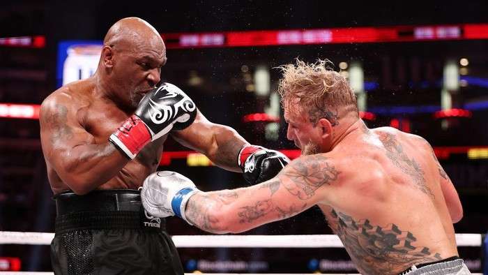 Mike Tyson tak berdaya menghadapi Jake Paul. Foto: Getty Images for Netflix © 2024/Al Bello