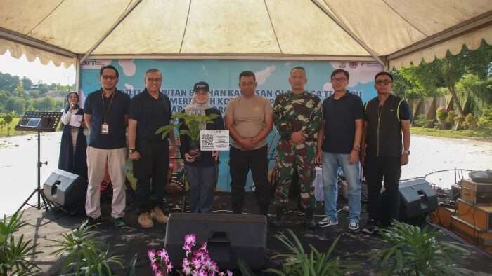 PT KPB bersama Dinas Lingkungan Hidup (DLH) Kota Balikpapan melaksanakan kegiatan serah terima Rehabilitasi Hutan dan Lahan dengan penanaman pohon di Kawasan Olahraga Terpadu (KOT) Balikpapan pada Rabu (30/10/2024). Foto: HO/PT KPB