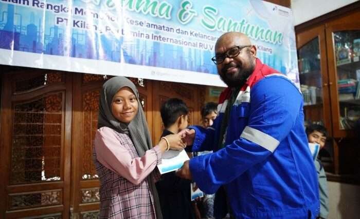 PT KPI Unit Balikpapan, Tim Manajemen Gelar Acara Doa Bersama dan Santunan Kepada anak-anak dari Lembaga Kesejahteraan Sosial Anak (LKSA) An-Nibros, Sebagai bentuk ikhtiar dan harapan akan kelancaran serta keselamatan operasional kilang yang sedang berlangsung. Foto: HO/KPI Unit Balikpapan
