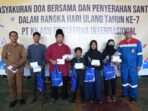 PT KPI membagikan 150 paket sekolah kepada anak-anak Yatim Dhuafa di Kabupaten Penajam Paser Utara (PPU). Foto: HO/PT KPI
