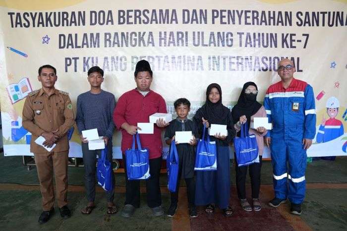 PT KPI membagikan 150 paket sekolah kepada anak-anak Yatim Dhuafa di Kabupaten Penajam Paser Utara (PPU). Foto: HO/PT KPI