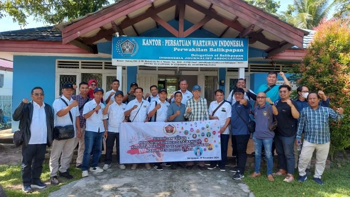 PWI Balikpapan menyambut kedatangan PWI Barito Utara, di Kantor PWI Balikpapan, pada Jumat (29/11/2024). Foto: BorneoFlash/Niken Sulastri