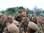 Pangdam VI/Mulawarman, Mayjen TNI Tri Budi Utomo Resmi Menutup Latihan Dasar Kemiliteran (Latsarmil) Komponen Cadangan (Komcad) Matra Darat Gelombang II tahun 2024, di Lapangan Dharmawangsa Dodikjur Rindam VI/ Mulawarman, Selasa (19/11/2024). Foto: HO/Pendam VI/Mlw