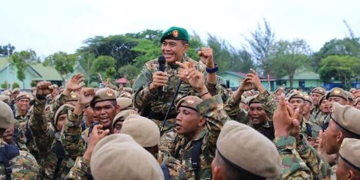 Pangdam VI/Mulawarman, Mayjen TNI Tri Budi Utomo Resmi Menutup Latihan Dasar Kemiliteran (Latsarmil) Komponen Cadangan (Komcad) Matra Darat Gelombang II tahun 2024, di Lapangan Dharmawangsa Dodikjur Rindam VI/ Mulawarman, Selasa (19/11/2024). Foto: HO/Pen
