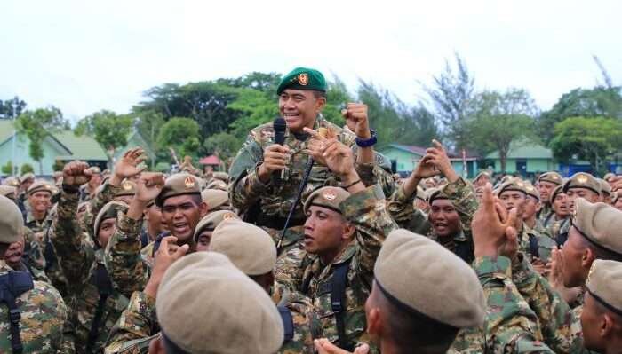 Pangdam VI/Mulawarman, Mayjen TNI Tri Budi Utomo Resmi Menutup Latihan Dasar Kemiliteran (Latsarmil) Komponen Cadangan (Komcad) Matra Darat Gelombang II tahun 2024, di Lapangan Dharmawangsa Dodikjur Rindam VI/ Mulawarman, Selasa (19/11/2024). Foto: HO/Pendam VI/Mlw