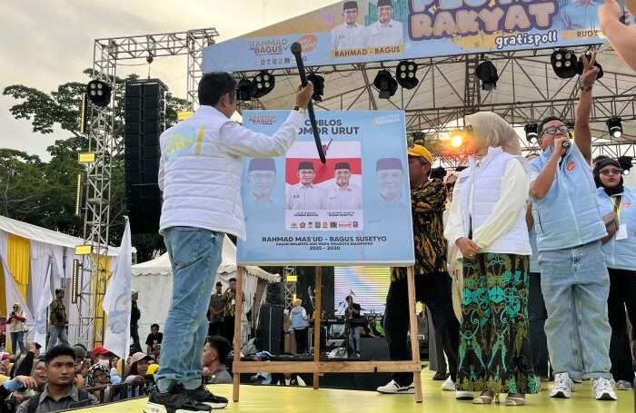 Paslon Rahmad-Bagus melakukan simulasi pencoblosan kertas suara. Foto: BorneoFlash/Niken Sulastri
