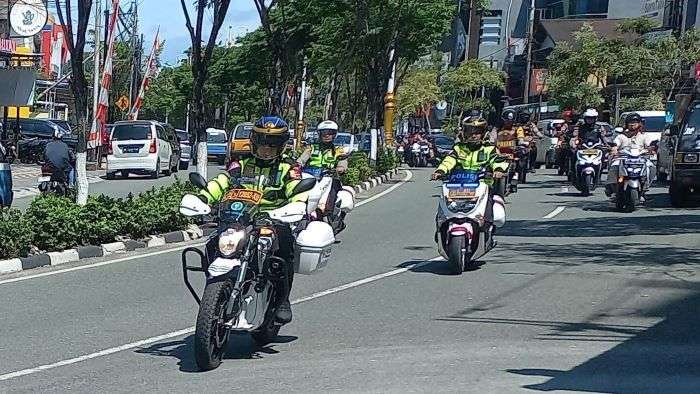 Kapolresta Balikpapan, Komisaris Besar Polisi Anton Firmanto, SH, SIK, M.Si, memimpin patroli menggunakan sepeda motor pada Rabu (28/11/2024). Foto: HO/Humas Polresta Balikpapan