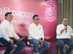 Pejabat tinggi Indosat Ooredoo Hutchison saat acara media update jelajah Tri Balikpapan, di Grand Jatra Hotel Balikpapan, pada hari Jumat (15/11/2024). Foto: BorneoFlash/Niken Sulastri