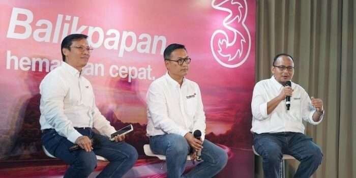 Pejabat tinggi Indosat Ooredoo Hutchison saat acara media update jelajah Tri Balikpapan, di Grand Jatra Hotel Balikpapan, pada hari Jumat (15/11/2024). Foto: BorneoFlash/Niken Sulastri