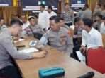 Pemeriksaan kesehatan kepada personel yang ditugaskan untuk mengamankan TPS berlangsung di Gedung Mahakam, Polda Kaltim, dan diikuti oleh 250 personel, Senin (11/11/2024). Foto: HO/Humas Polda Kaltim