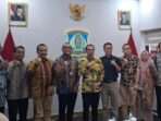 Pemkot Balikpapan memberikan apresiasi  kepada tujuh perusahaan, atas pengelolaan Ruang Terbuka Hijau (RTH) berupa revitalisasi beberapa taman di Kota Balikpapan, melalui program Bapak Asuh RTH Tematik, di Ruang VIP Balai Kota Balikpapan, pada hari Jum'at (22/11/2024). Foto: BorneoFlash/Niken Sulastri