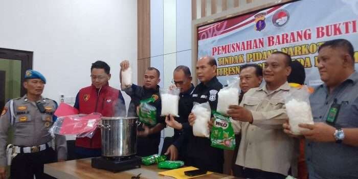 Pemusnahan barang bukti narkotika jenis sabu oleh Polda Kaltim, pada Kamis (21/11/2024). Foto: BorneoFlash/Agung Putra