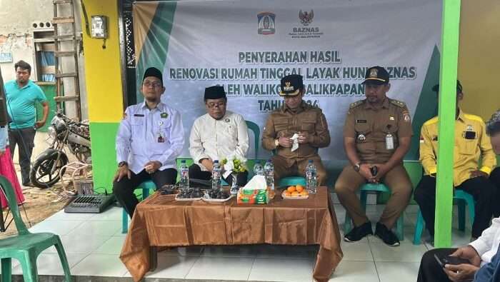 Penyerahan program baznas Kota Balikpapan renovasi rumah tidak layak huni kepada warga RT 83 Kelurahan Karang Rejo dan RT 7 Kelurahan Margo Mulyo. Foto: BorneoFlash/Niken Sulastri