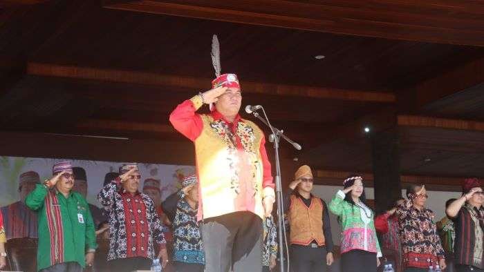 Bupati FX Yapan menjadi Inspektur Upacara saat memperingati Hari Ulang Tahun (HUT) ke-25 Kabupaten Kutai Barat di Alun-alun Itho, Selasa (5/11/2024) pagi. Foto: BorneoFlash/Lilis