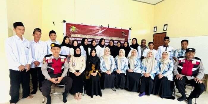 Personel Polsek Muara Samu mengamankan pelantikan Kelompok Penyelenggara Pemungutan Suara (KPPS) pada Kamis (7/11/2024). Foto: HO/Humas Polres Paser