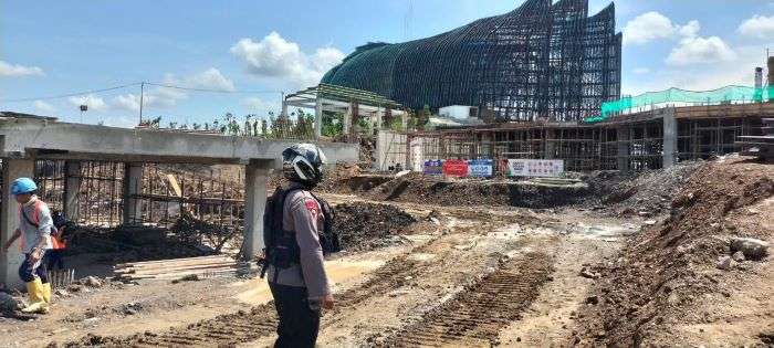 Personel Satgas Operasi Nusantara Mahakam Polda Kaltim meningkatkan patroli keamanan di area pembangunan IKN di Kabupaten Penajam Paser Utara, pada Jumat (08/11/2024). Foto: HO/Humas Polda Kaltim
