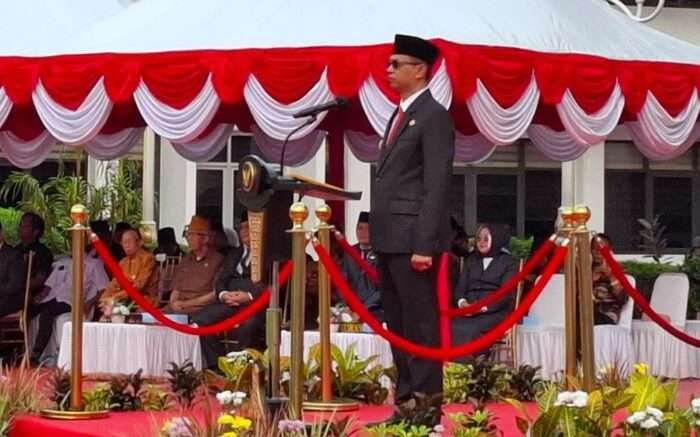 Pjs Wali Kota Balikpapan, Ahmad Muzakkir bertindak sebagai inspektur upacara pada upacara bendera memperingati Hari Pahlawan, di Halaman Balai Kota Balikpapan, pada hari Minggu (10/11/2024). Foto: BorneoFlash/Niken Sulastri