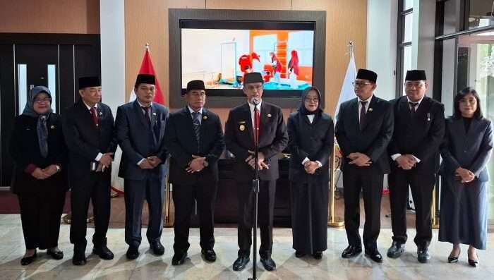 Pjs Wali Kota Balikpapan, Ahmad Muzakkir didampingi Sekda Balikpapan serta para pejabat di lingkungan Pemkot Balikpapan, saat press conference di Balai Kota Balikpapan, pada hari Minggu (10/11/2024). Foto: BorneoFlash/Niken Sulastri
