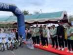 Pjs Wali Kota Balikpapan, Ahmad Muzakkir melepas ratusan masyarakat mengikuti CFD, di Grand City Balikpapan, pada hari Minggu (17/11/2024). Foto: BorneoFlash/Niken Sulastri