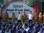 Pjs Wali Kota Balikpapan, Ahmad Muzakkir saat meninjau anak-anak SMPN 1 Balikpapan Kota belajar di luar sekolah, pada hari Selasa (5/11/2024). Foto: BorneoFlash/Niken Sulastri