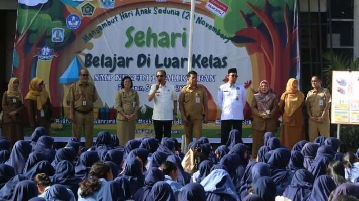 Pjs Wali Kota Balikpapan, Ahmad Muzakkir saat meninjau anak-anak SMPN 1 Balikpapan Kota belajar di luar sekolah, pada hari Selasa (5/11/2024). Foto: BorneoFlash/Niken Sulastri