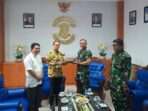 Pjs Wali kota Balikpapan, Ahmad Muzakkir, saat bertemu Komandan Lanal (Danlanal) Balikpapan, Kolonel Laut (P) Edi Kuswanto M. Tr. Hanla., M.M, di Mako Lanal Balikpapan, pada hari Jumat (22/11/2024). Foto: BorneoFlash/Niken Sulastri