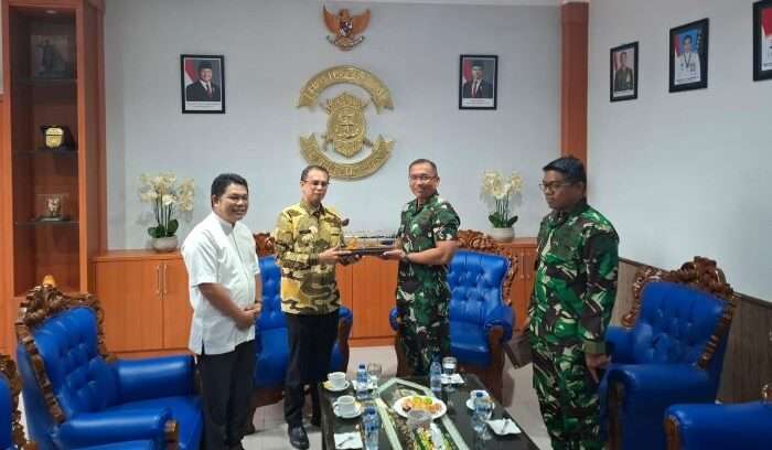 Pjs Wali kota Balikpapan, Ahmad Muzakkir, saat bertemu Komandan Lanal (Danlanal) Balikpapan, Kolonel Laut (P) Edi Kuswanto M. Tr. Hanla., M.M, di Mako Lanal Balikpapan, pada hari Jumat (22/11/2024). Foto: BorneoFlash/Niken Sulastri