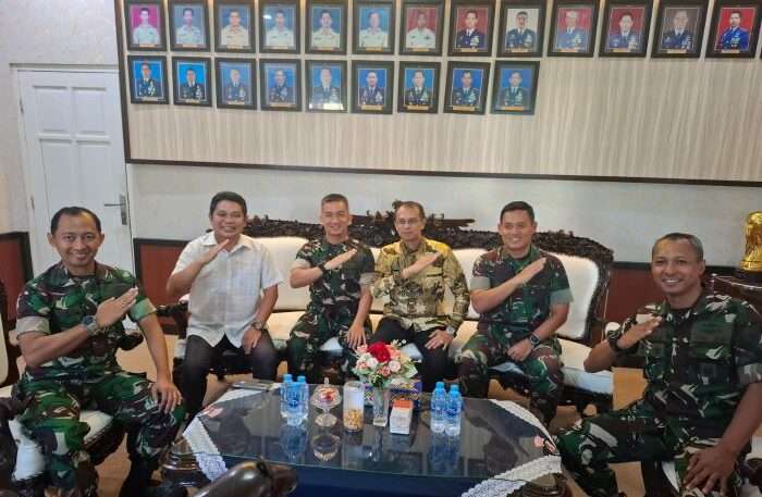 Pjs Wali kota Balikpapan, Ahmad Muzakkir, saat bertemu Komandan Lanud Dhomber, Kolonel Pnb Fata Patria, di Lanud Dhomber, pada hari Jumat (22/11/2024). Foto: BorneoFlash/Niken Sulastri