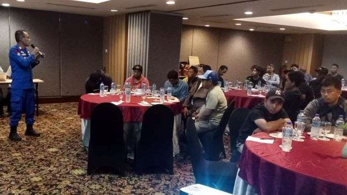 Polairud Polresta Balikpapan gelar sosialisasi keselamatan berlayar bagi para motoris speedboat dan klotok di bawah GT-7 yang bertempat di Ballroom Hotel Blue Sky Balikpapan pada Kamis (28/11/2024). Foto: HO/Humas Polda Kaltim