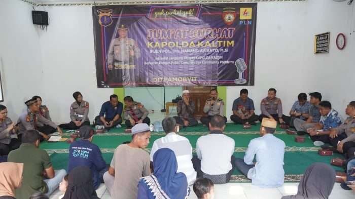 Polda Kaltim mengadakan kegiatan Jumat Curhat yang dilaksanakan di Mushola Al-Kautsar, Kampung Cahaya Manggar, Kecamatan Balikpapan Timur, Jumat (15/11/2024). Foto: BorneoFlash/Agung Putra