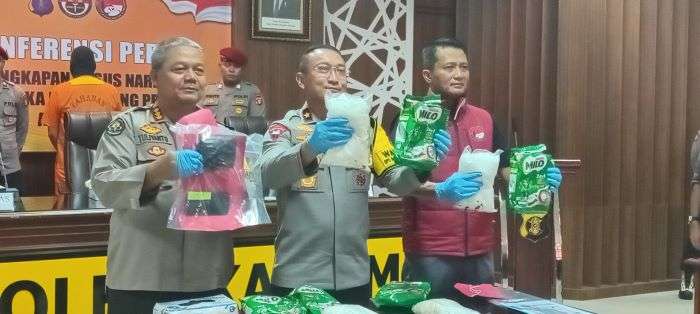Polda Kaltim menggelar Konferensi Pers pengungkapan kasus narkotika dengan barang bukti 5 kilogram, pada Kamis (14/11/2024). Foto: BorneoFlash/Agung Putra