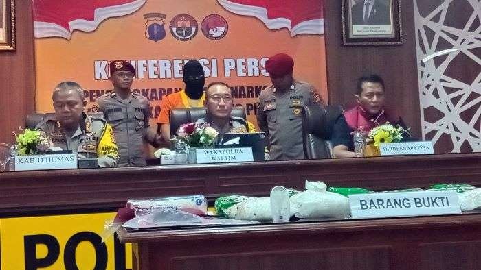 Polda Kaltim menggelar Konferensi Pers pengungkapan kasus narkotika dengan barang bukti 5 kilogram, pada Kamis (14/11/2024). Foto: BorneoFlash/Agung Putra