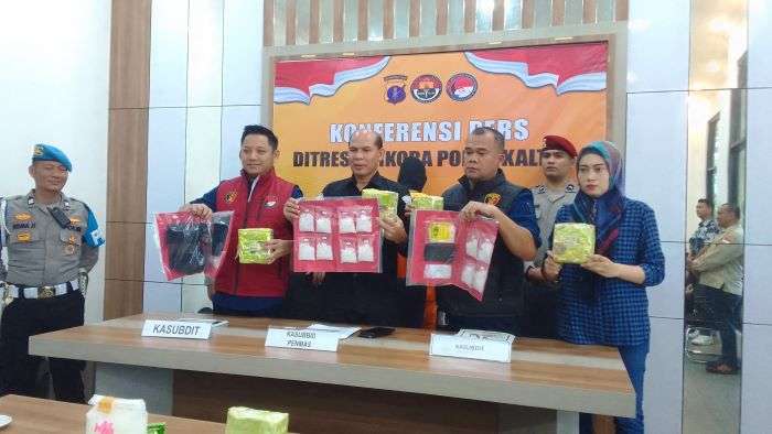 Polda Kaltim menggelar konferensi pers di Ruang Rapat Ditresnarkoba, Kamis (21/11/2024). Foto: HO/Polda Kaltim