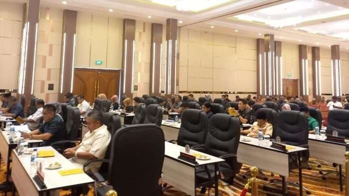 Rapat Paripurna DPRD Kota Balikpapan, dengan agenda jawaban wali kota atas pemandangan umum fraksi DPRD terhadap Raperda Kota Balikpapan tentang pembentukan dan susunan perangkat daerah digelar di di Ballroom Hotel Max One, pada hari Senin (4/11/2024). Foto: BorneoFlash/Niken Sulastri