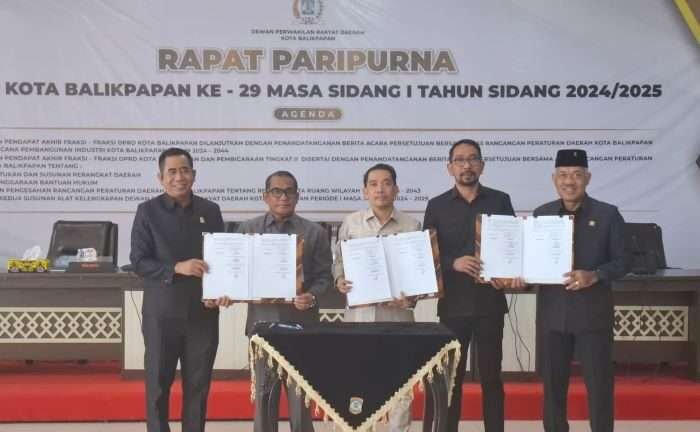 Rapat Paripurna DPRD Kota Balikpapan ke 29, masa sidang I Tahun 2024/2025 menyetujui terhadap ketiga Rancangan Peraturan Daerah (Raperda), di Gedung Parkir Klandasan Lantai 8, pada hari Senin (25/11/2024). Foto: BorneoFlash/Niken Sulastri