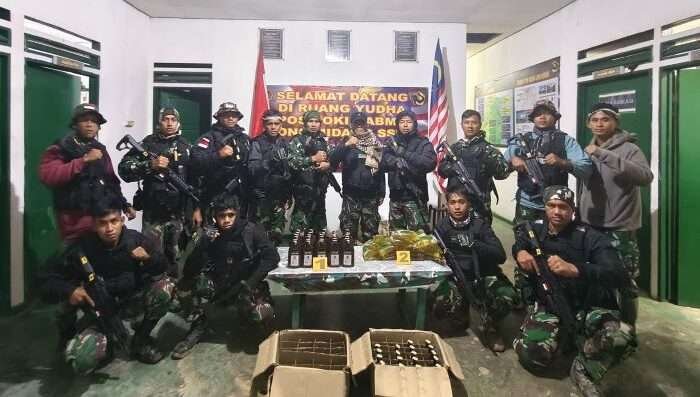 Satgas Yonzipur 8/SMG Gagalkan Penyelundupan Miras dan Minyak Goreng Perbatasan RI-Malaysia, pada Jumat (22/11/2024). Foto: HO/Pendam VI/Mlw