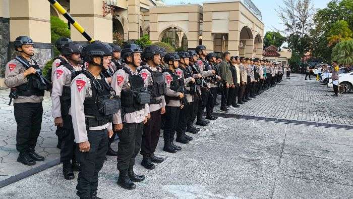 Sebanyak 1 Satuan Setingkat Peleton (SST) Taktis beserta 3 unit kendaraan taktis (Rantis) dari Batalyon A Pelopor Satbrimob Polda Kaltim yang berkemampuan anti-anarkis diterjunkan di Hotel Grand Senyiur, Kota Balikpapan, pada Rabu (7/11/2024). Foto: HO/Humas Polda Kaltim