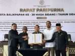 Sekda Kota Balikpapan, Muhaimin Bersama Unsur Pimpinan DPRD Kota Balikpapan pada Rapat Paripurna Ke-28 Masa Sidang I Tahun 2024/2025, di Gedung Parkir Klandasan Balikpapan, pada hari Rabu (20/11/2024). Foto: BorneoFlash/Niken Sulastri