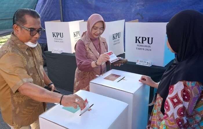 Sekda Kota Balikpapan Muhaimin bersama istri Inneke Muhaimin menggunakan hak pilih sebagai warga Balikpapan, pada Pilkada Gubernur dan Wakil Gubernur Kaltim dan Walikota dan Wakil Walikota Balikpapan, di TPS 009 Kelurahan Sepinggan Raya Kecamatan Balikpapan Selatan, pada hari Rabu (27/11/2024). Foto: BorneoFlash/Niken Sulastri