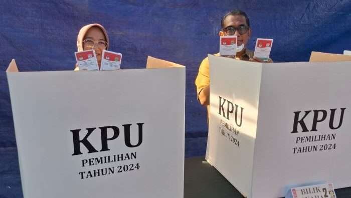 Sekda Kota Balikpapan Muhaimin bersama istri Inneke Muhaimin menggunakan hak pilih sebagai warga Balikpapan, pada Pilkada Gubernur dan Wakil Gubernur Kaltim dan Walikota dan Wakil Walikota Balikpapan, di TPS 009 Kelurahan Sepinggan Raya Kecamatan Balikpapan Selatan, pada hari Rabu (27/11/2024). Foto: BorneoFlash/Niken Sulastri