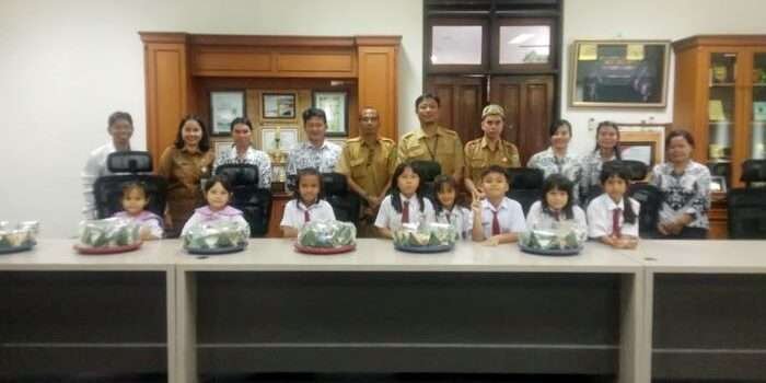 Sekolah Transformasi berkunjung ke Kantor Dinas Pendidikan Kutai Barat dalam rangka memperingati Hari Guru ke-79, pada Senin (25/11/2024). Foto: BorneoFlash/Ist