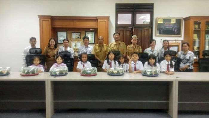 Sekolah Transformasi berkunjung ke Kantor Dinas Pendidikan Kutai Barat dalam rangka memperingati Hari Guru ke-79, pada Senin (25/11/2024). Foto: BorneoFlash/Ist