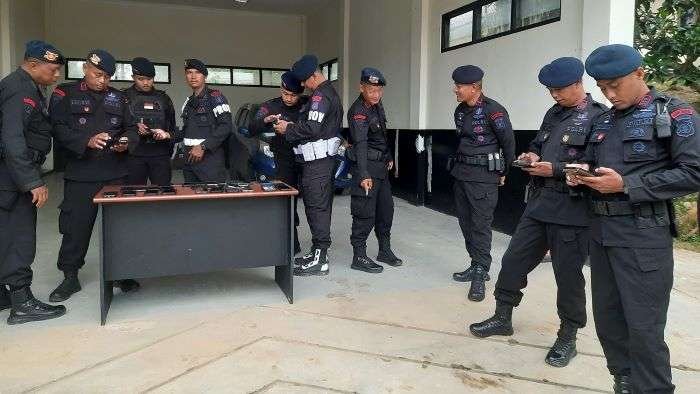 Sidak pemeriksaan telepon genggam seluruh personel pada Jumat (22/11/2024). Foto: HO/Humas Polda Kaltim