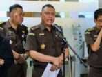 Direktur Penyidikan (Dirdik) Jaksa Agung Muda Tindak Pidana Khusus (Jampidsus) Abdul Qohar (kedua kanan) menyampaikan keterangan penetapan tersangka baru kasus timah di Kejaksaan Agung, Jakarta, Selasa (19/11/2024). Kejaksaan Agung menahan Hendry Lie selaku pemilik manfaat PT Tinido Inter Nusa (TIN) usai ditangkap di Bandara Soekarno Hatta dari Singapura terkait kasus dugaan korupsi pengelolaan tata niaga komoditas timah di wilayah IUP PT Timah Tbk pada tahun 2015?2022 yang merugikan negara sekitar Rp300 triliun. Idlan Dziqri Mahmudi/wpa.(IDLAN DZIQRI MAHMUDI)