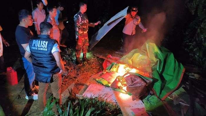 Tim gabungan Polsek Samboja dan Kikav 13/Mtc melakukan razia di Jalan Soekarno-Hatta KM 27, Gang Siaga, RT 31 Kelurahan Karya Merdeka, Kecamatan Samboja Barat, pada Kamis (14/11/2024) malam. Foto: HO/Humas Polda Kaltim
