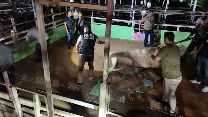 Tim gabungan Polsek Samboja dan Kikav 13/Mtc melakukan razia di Jalan Soekarno-Hatta KM 27, Gang Siaga, RT 31 Kelurahan Karya Merdeka, Kecamatan Samboja Barat, pada Kamis (14/11/2024) malam. Foto: HO/Humas Polda Kaltim