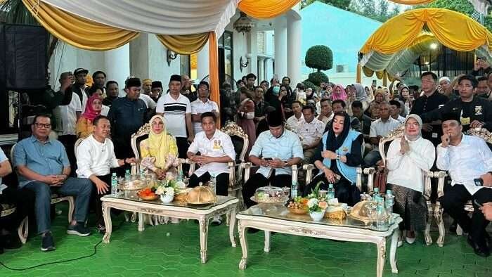 Tim pemenangan Paslon nomor urut 1 Rahmad Mas'ud dan Bagus Susetyo mengumumkan perolehan suara menang 63 persen, di Kediaman Rahmad Mas'ud di Jalan Wiluyo Puspoyudo, pada hari Rabu (27/11/2024) sore. Foto: BorneoFlash/Niken Sulastri