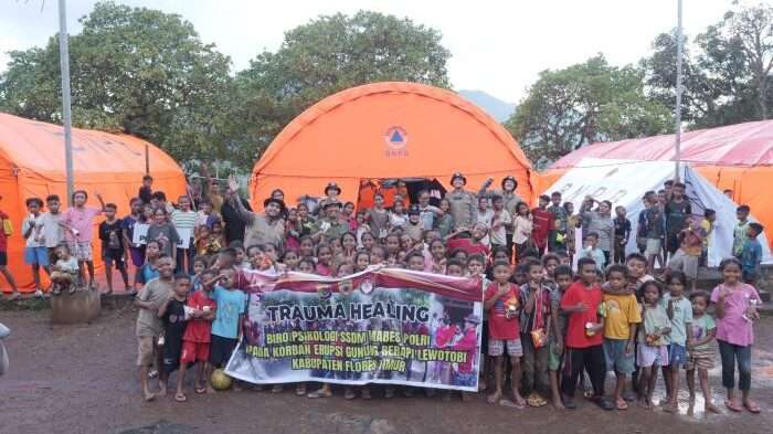 Tim trauma healing dari Biro Psikologi Staf Sumber Daya Manusia (SSDM) Polri membantu pemulihan psikologis warga terdampak erupsi Gunung Lewotobi Laki-laki, Senin (18/11/2024). Foto: BorneoFlash/Ist