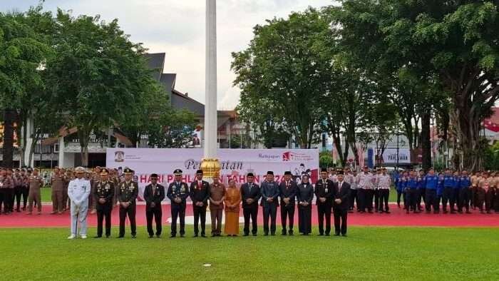 Pemkot Balikpapan Menggelar Upacara bendera memperingati Hari Pahlawan di Halaman Balai Kota Balikpapan, pada hari Minggu (10/11/2024). Foto: BorneoFlash/Niken Sulastri