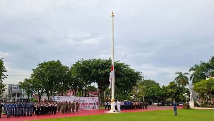 Upacara bendera memperingati Hari Pahlawan di Halaman Balai Kota Balikpapan, pada hari Minggu (10/11/2024). Foto: BorneoFlash/Niken Sulastri